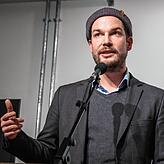 Max Czollek bei einer Veranstaltung im Berliner Haus der Poesie, 2019.