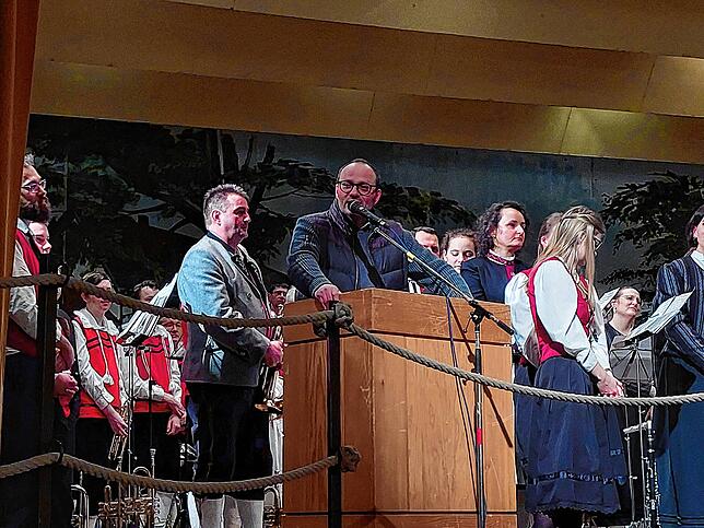 Bild 6: So feiert Mike Biehler seinen Wahlsieg in Görwihl