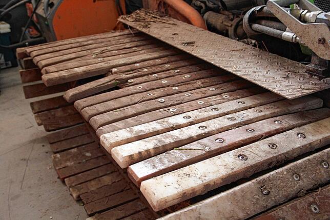 Mit Holzlatten hat der Landbautechniker Hansjörg Fischer einen besonderen Schwad-Mäher entwickelt, mit dem man auch im feuchten Gebiet ...