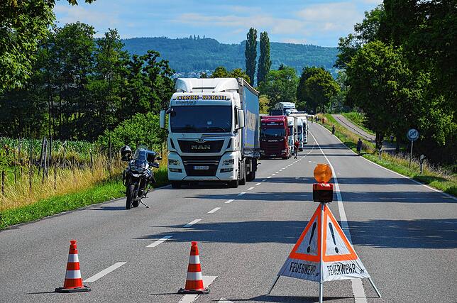 Die B33 ist hier zur Unfallaufnahme in beide Richtungen voll gesperrt.