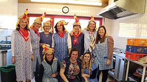 An der Seniorenfasnet bewirten die Frauen der Vereinigung C.L.U.B., unterstützt von Mitarbeiterinnen der Stadt Bonndorf (hinten, von ...