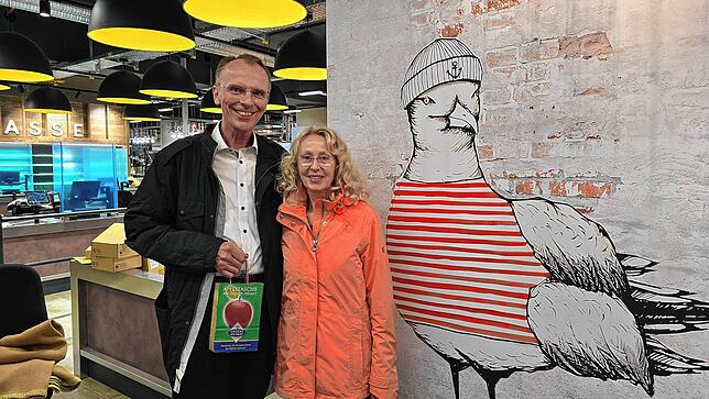 Extra aus Überlingen angereist sind Monika und Alexander Bruns, hier vor dem Baur-Markt-Maskottchen, Möwe Frieda. „Das ist hier ein sehr ...