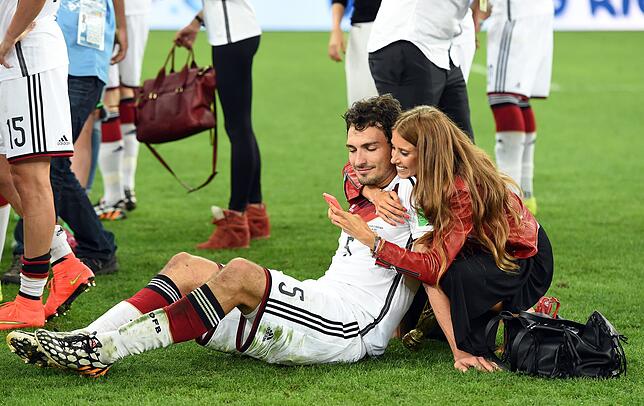 Mats Hummels mit seiner – damals noch Freundin – Catherine nach dem Final-Sieg gegen Argentinien. 2015 heiratete das Paar.