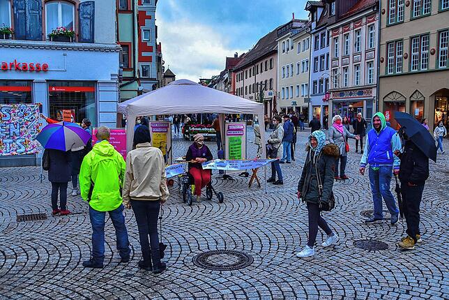 Die „Omas gegen rechts“ Schwarzwald-Baar treffen sich auf dem Marktplatz in Villingen und zeigen Plakate.