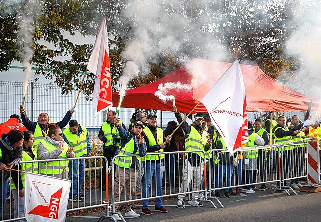 Mit Trillerpfeifen, Bengalos und Gewerkschftsfahnen für mehr Geld: Mitarbeiter von Hügli traten in einen Warnstreik. Nun wurde ein neuer ...
