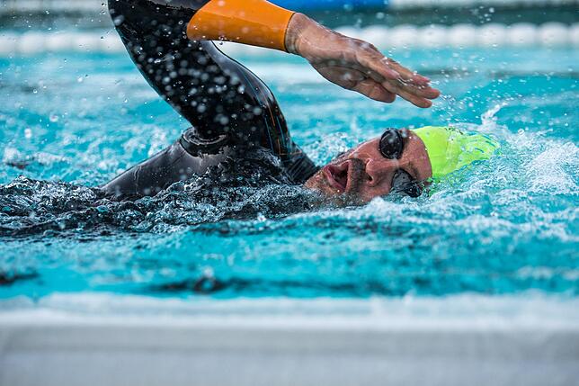 Der &bdquo;Delphin&ldquo; beim Schwimmen.
