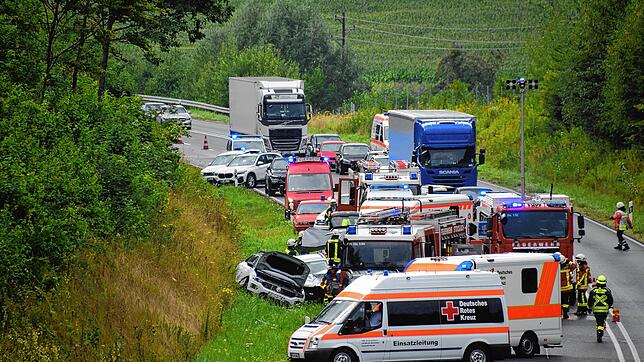 Zwei Autos sind am Montagnachmittag auf der B31-neu einen Kilometer nach Stockach-Ost in Fahrtrichtung Überlingen zusammengestoßen.