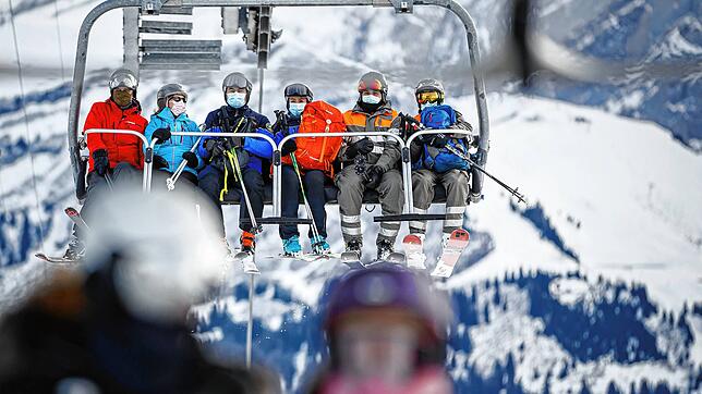Skitouristen im Schweizer Kanton Waadt. Hier sind die Lifte noch offen.