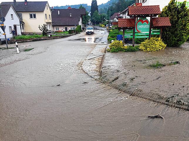 Überschwemmte Straßen nach dem Unwetter in Mahlspüren im Tal.