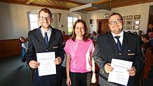 Lucas Lallathin (links), Abteilungskommandant der Feuerwehrabteilung Herdwangen-Schönach, und sein Stellvertreter Daniel Roth erhalten ...