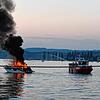 Das Motorboot steht am Samstagabend (24. August) auf dem Überlinger See vor Unteruhldingen in Vollbrand. Rechts ist eines der beiden ...