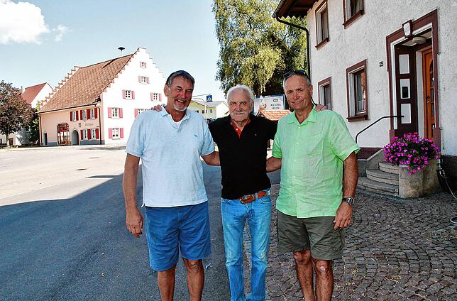 Nach Jahrzehnten endlich vereint: Auf dem Hof der Familie Götz in Behla im Schwarzwald treffen sich George Pszczonka (von links), Franz ...