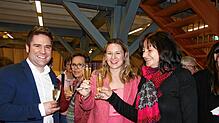 Austausch beim Apéro (von links): Hilzingens Bürgermeister Holger Mayer, die Autorin des Romans „Nacktschnecken“, Annemarie Andre, und ...