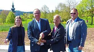 Silvie Lamla, Chefin des Tiefbauamtes, Oberbürgermeister Jürgen Roth, Ortsvorsteher Jürgen Goltz und Andreas Thomma vom Grünflächen- und ...