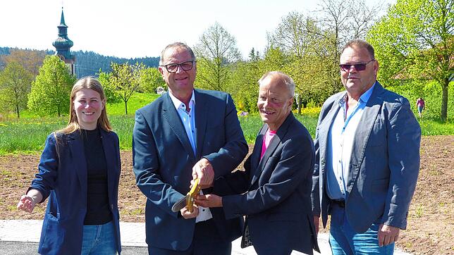 Silvie Lamla, Chefin des Tiefbauamtes, Oberbürgermeister Jürgen Roth, Ortsvorsteher Jürgen Goltz und Andreas Thomma vom Grünflächen- und ...
