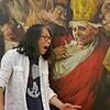 Der humorvolle Künstler Yongbo Zhao schlüpfte bei der Vernissage in der Kreisgalerie im Meßkircher Schloss vor den Fotografen gerne mal ...