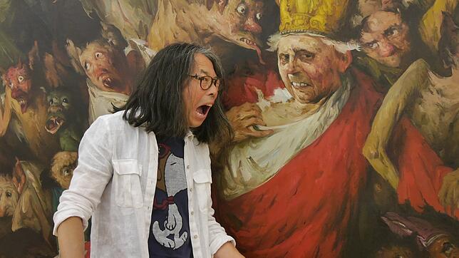 Der humorvolle Künstler Yongbo Zhao schlüpfte bei der Vernissage in der Kreisgalerie im Meßkircher Schloss vor den Fotografen gerne mal ...