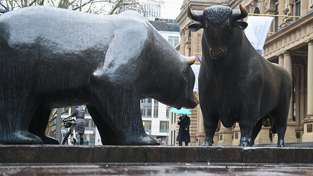 Bulle und Bär stehen als Bronzeskulpturen vor der Frankfurter Wertpapierbörse. Sie sind Symbole für steigende (Bulle) und fallende (Bär) ...