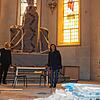 Reimund Grömminger, Pfarrer Michael Lienhard, Manuela Gottwald und Helmar Wahl (von links) im Altarraum der Pfarrkirche St. Georg in ...