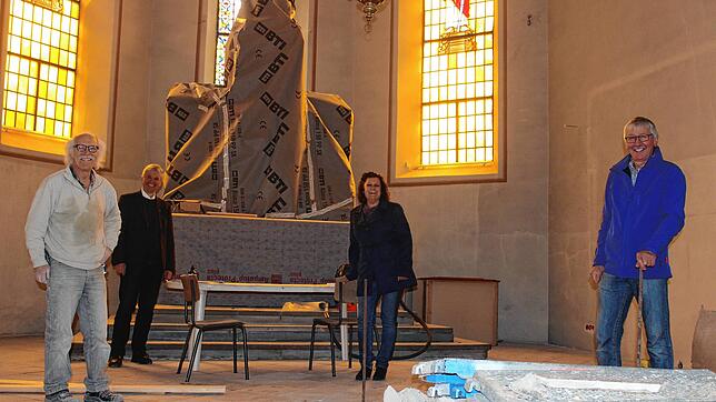Reimund Grömminger, Pfarrer Michael Lienhard, Manuela Gottwald und Helmar Wahl (von links) im Altarraum der Pfarrkirche St. Georg in ...