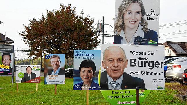 Ex-SVP-Bundesrat Ueli Maurer (vorn) wirbt im Aargau für die 43-jährige Nicole Burger.
