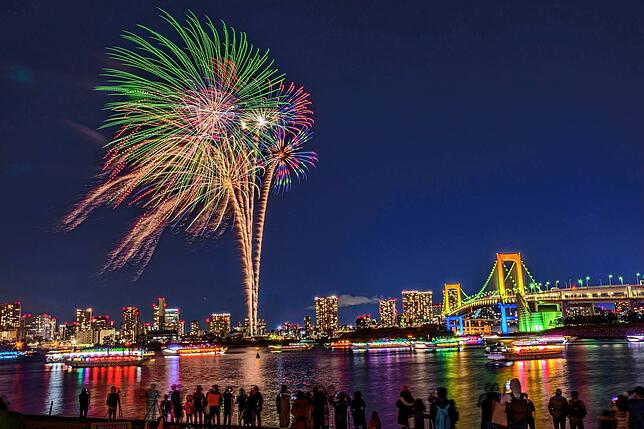 Feuerwerk an der Regenbogenbrücke im Stadtteil Odaiba in Tokyo.