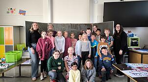 Sie genießen es, zwei Tage lang den deutschen Schulalltag kennenzulernen: britische Austauschschüler in der Stahringer Grundschule, hier ...