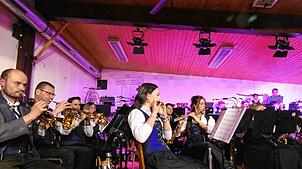 Mit einem abwechslungsreichen und anspruchsvollen Programm unterhält die Trachtenkapelle Buch beim Osterkonzert. Fotos: Doris Dehmel