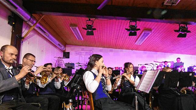 Mit einem abwechslungsreichen und anspruchsvollen Programm unterhält die Trachtenkapelle Buch beim Osterkonzert. Fotos: Doris Dehmel