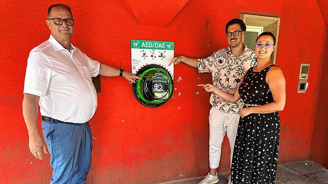 OB Jürgen Roth sowie Josua Neher und Viviana Scirtuicchio (beide vom Amt für Gebäudewirtschaft und Hochbau) machen sich für den Einsatz ...