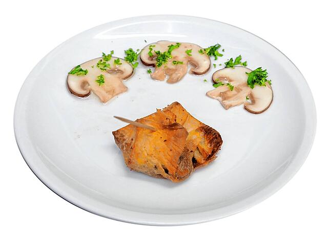 Vegetarisch: Pilze im Teigblatt, dazu Champignon-Carpaccio von Roland Wallisch (2016)