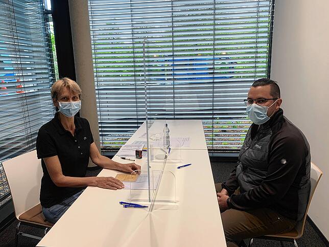 Impfung im Betrieb: Thomas Vetter wird von Betriebsärztin Sibylle Lohrmann gegen das Coronavirus geimpft.