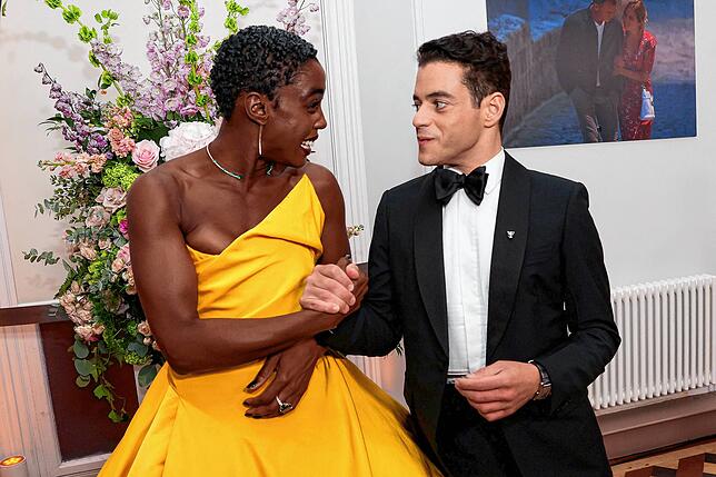 Die englische Schauspielerin Lashana Lynch (L) und der US-Schauspieler Rami Malek unterhalten sich vor der Weltpremiere des James Bond ...