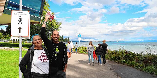 Schnäppchen-Angebot auf dem Weg zum Bodenstadion: Petra und Simon Wild versuchen zwei überzählige Eintrittskarten zu verkaufen.