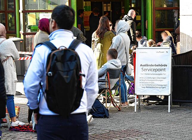 Seit nachts vor Ort: Menschen warten schon Stunden vor der Öffnung vor dem Eingang der Behörde in Stuttgart.