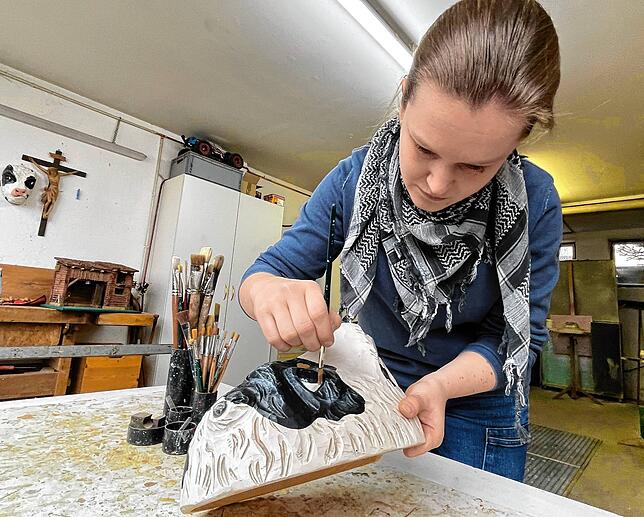 Detailarbeit: Rosa Häuptle gibt dem Auge ihrer Kälble-Maske den nötigen Glanz.