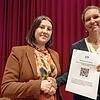 Mutter Julia Rau (links) übergibt 329 Unterschriften an Bürgermeisterin Jacqueline Alberti.