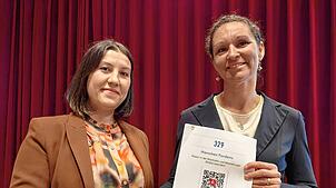 Mutter Julia Rau (links) übergibt 329 Unterschriften an Bürgermeisterin Jacqueline Alberti.