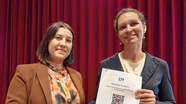Mutter Julia Rau (links) übergibt 329 Unterschriften an Bürgermeisterin Jacqueline Alberti.