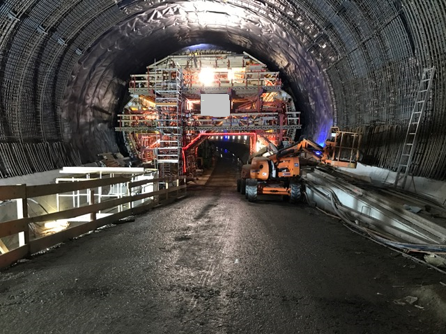 Diese Aufnahme aus einer früheren Tunnelbauphase zeigt: Das Bauwerk ist rund. Verkehrsteilnehmer sehen nur einen Ausschnitt.