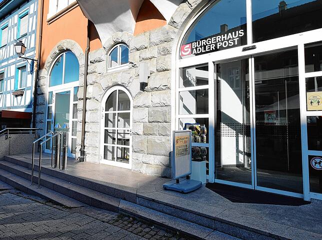 Die Adler Post ist heute immer noch das Bürgerhaus mit großem Veranstaltungssaal. Es gab zwischenzeitlich Umbauten. Im Gebäude befindet ...