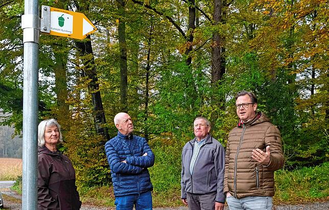 Die Wanderwege sind gut ausgeschildert. Owingens Bürgermeister Henrik Wengert (rechts) bei der Vorstellung neuer Wanderwege.