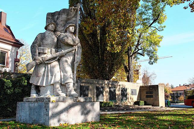 Der Luisenplatz mit dem Kriegerdenkmal und der Tafel mit den Namen der gefallenen Soldaten in den beiden Weltkriegen.