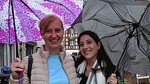 Sonja Lange und Jasmin Schönbucher lassen sich das Stadtfest vom Regen nicht verleiden.