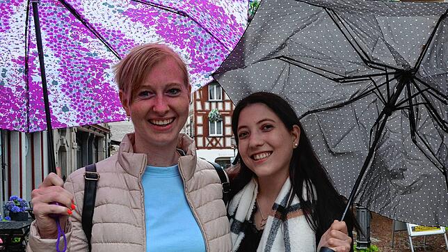 Sonja Lange und Jasmin Schönbucher lassen sich das Stadtfest vom Regen nicht verleiden.
