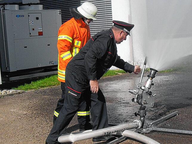 Kommandant Berthold Reichle (vorne) gibt bei der Übung der Sauldorfer Feuerwehr Anweisungen für den Wasserwerfer.