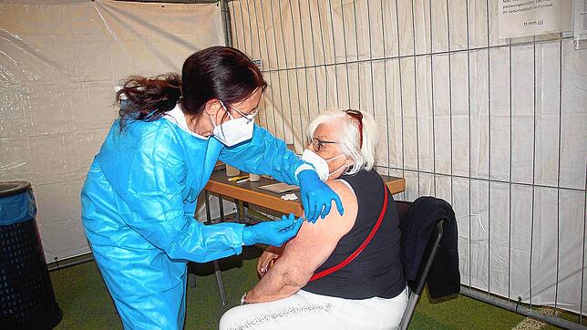 Lioba Kühne nutzt wie auch die anderen Hausärzte die Möglichkeit, die Corona-Impfung für ihre eigenen Patienten im Schnelltest- und ...