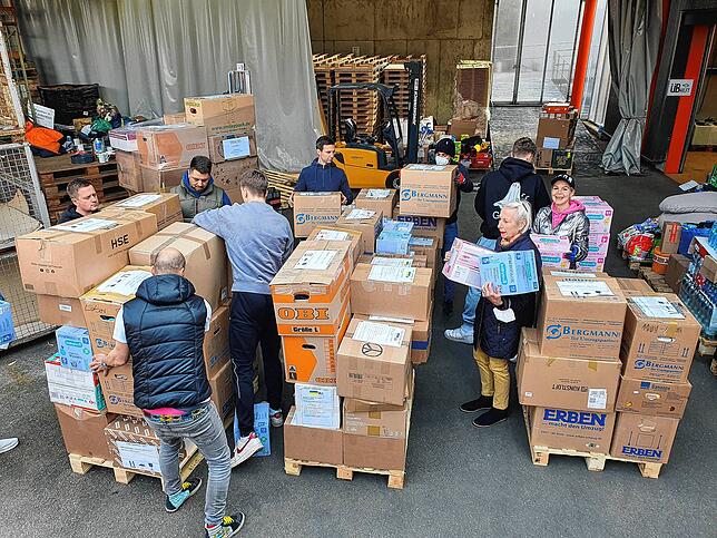 Am Samstagnachmittag wurden die Paletten bestückt und in einen Lastwagen von Bodan verladen. Viele Helfer packten mit an.