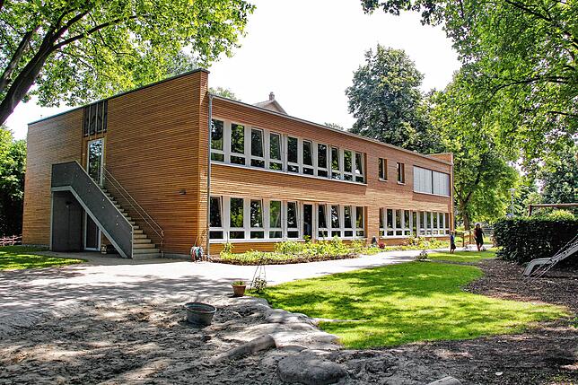 Der Neubau am Lindenhail 37 bietet mit großem Garten auch mehr Platz im Außenbereich.