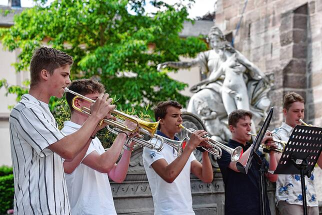 Das Trompetenensemble der Donaueschinger Jugendmusikschule umrahmt die Donauquellfest-Eröffnung musikalisch.